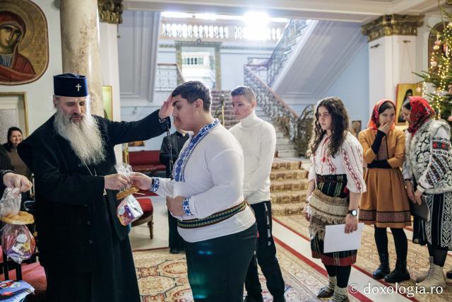 Liceul „Ion Neculce” din Tg. Frumos și Școala Strunga – Colindători la Reședința Mitropolitană 2025