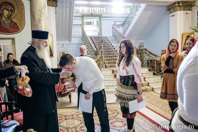 Liceul „Ion Neculce” din Tg. Frumos și Școala Strunga – Colindători la Reședința Mitropolitană 2025