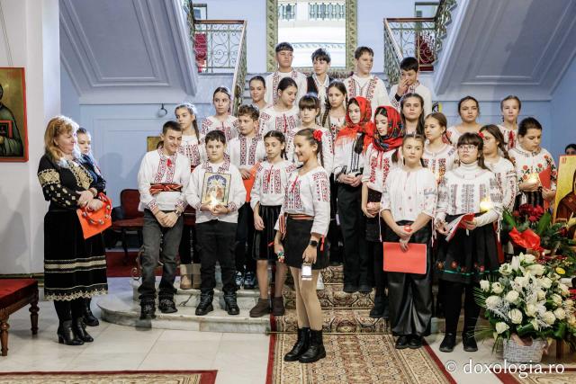 Colegiul „Mihail Sadoveanu” din Pașcani – Colindători la Reședința Mitropolitană 2025