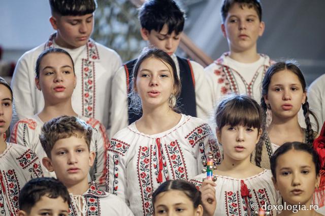 Colegiul „Mihail Sadoveanu” din Pașcani – Colindători la Reședința Mitropolitană 2025