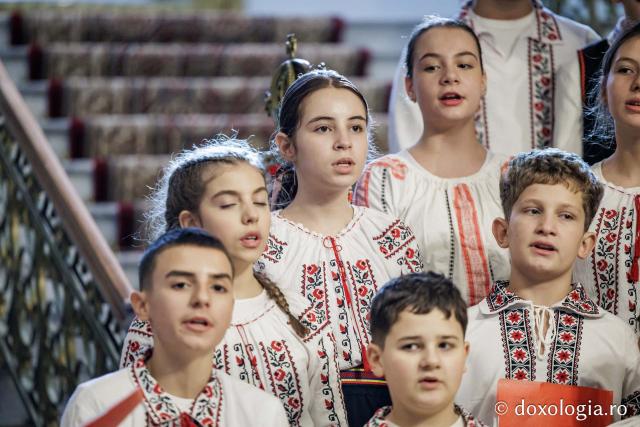 Colegiul „Mihail Sadoveanu” din Pașcani – Colindători la Reședința Mitropolitană 2025