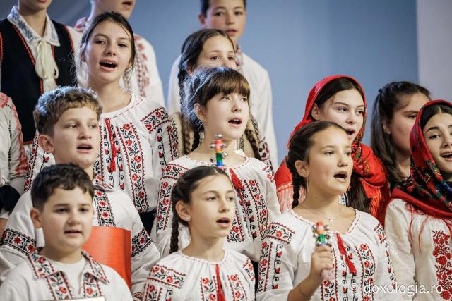 Colegiul „Mihail Sadoveanu” din Pașcani – Colindători la Reședința Mitropolitană 2025