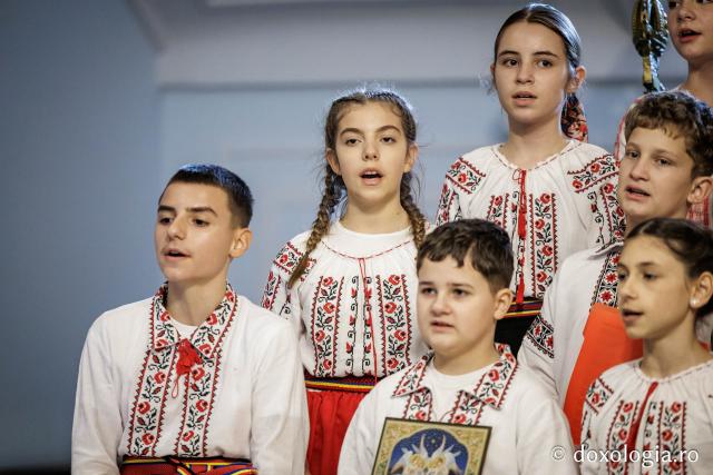 Colegiul „Mihail Sadoveanu” din Pașcani – Colindători la Reședința Mitropolitană 2025