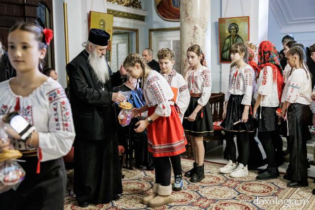 Colegiul „Mihail Sadoveanu” din Pașcani – Colindători la Reședința Mitropolitană 2025