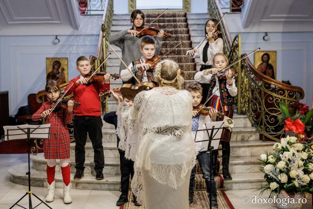 Colegiul de Artă „Octav Băncilă” Iași – Colindători la Reședința Mitropolitană 2025