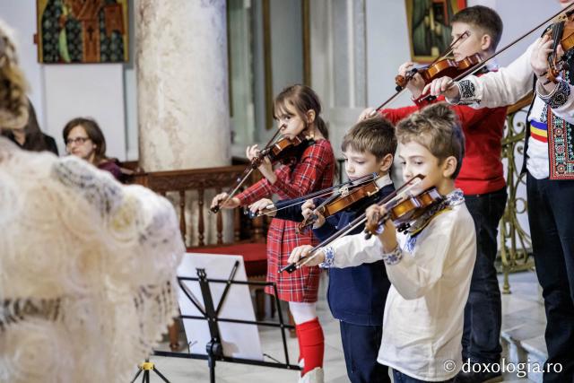 Colegiul de Artă „Octav Băncilă” Iași – Colindători la Reședința Mitropolitană 2025