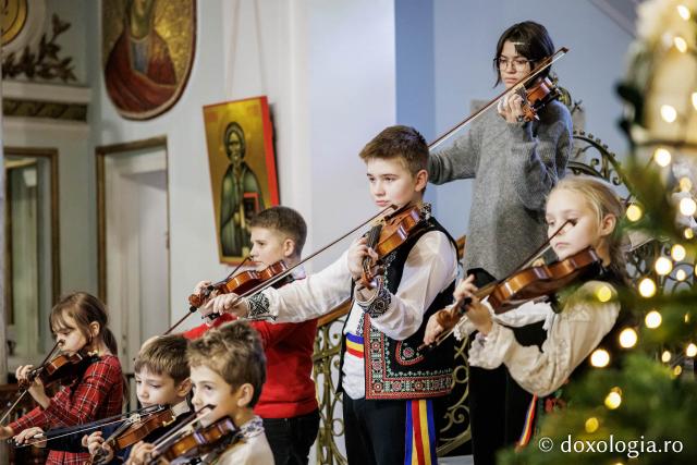 Colegiul de Artă „Octav Băncilă” Iași – Colindători la Reședința Mitropolitană 2025