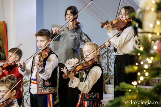 Colegiul de Artă „Octav Băncilă” Iași – Colindători la Reședința Mitropolitană 2025