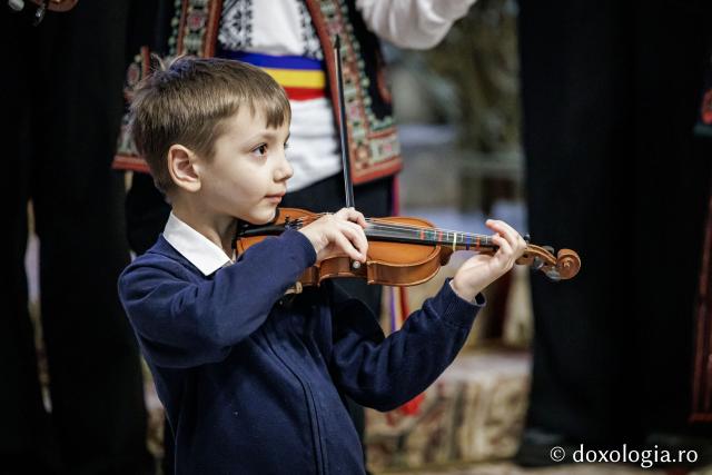 Colegiul de Artă „Octav Băncilă” Iași – Colindători la Reședința Mitropolitană 2025