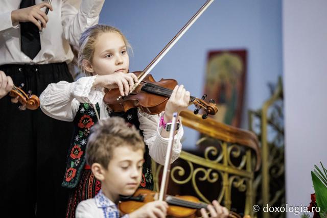 Colegiul de Artă „Octav Băncilă” Iași – Colindători la Reședința Mitropolitană 2025