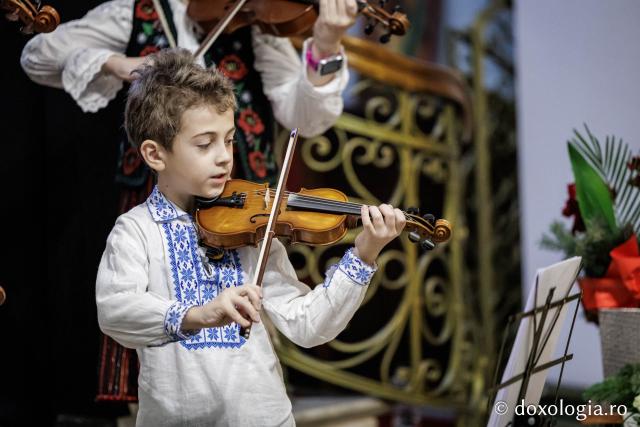 Colegiul de Artă „Octav Băncilă” Iași – Colindători la Reședința Mitropolitană 2025