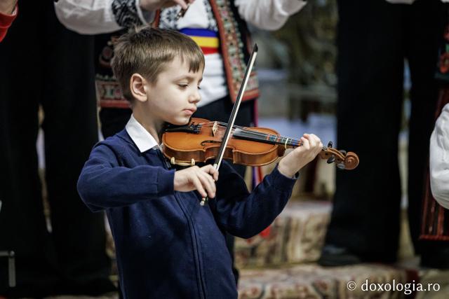 Colegiul de Artă „Octav Băncilă” Iași – Colindători la Reședința Mitropolitană 2025