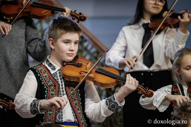 Colegiul de Artă „Octav Băncilă” Iași – Colindători la Reședința Mitropolitană 2025