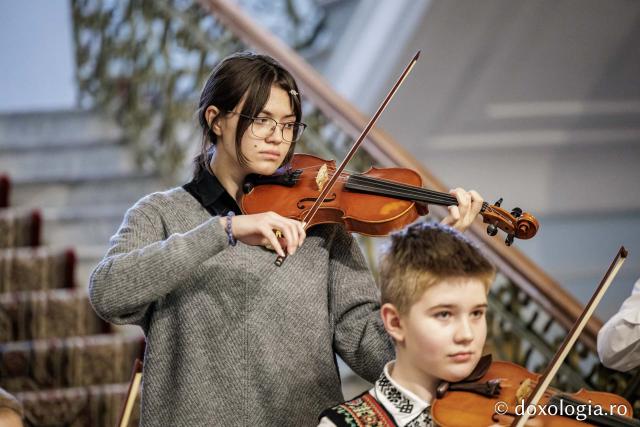 Colegiul de Artă „Octav Băncilă” Iași – Colindători la Reședința Mitropolitană 2025