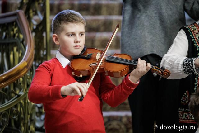 Colegiul de Artă „Octav Băncilă” Iași – Colindători la Reședința Mitropolitană 2025