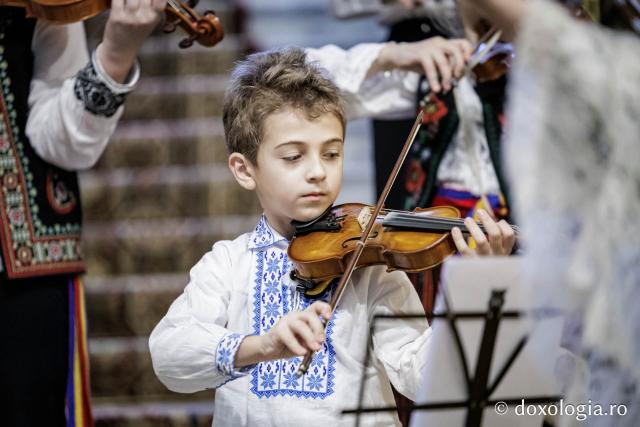 Colegiul de Artă „Octav Băncilă” Iași – Colindători la Reședința Mitropolitană 2025
