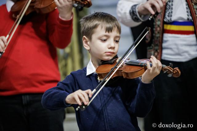Colegiul de Artă „Octav Băncilă” Iași – Colindători la Reședința Mitropolitană 2025