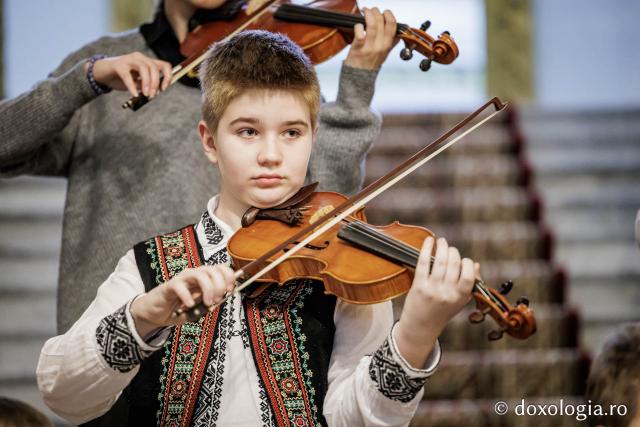 Colegiul de Artă „Octav Băncilă” Iași – Colindători la Reședința Mitropolitană 2025