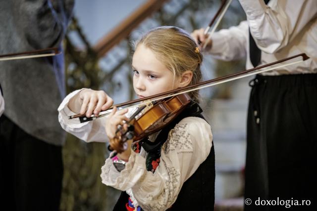 Colegiul de Artă „Octav Băncilă” Iași – Colindători la Reședința Mitropolitană 2025