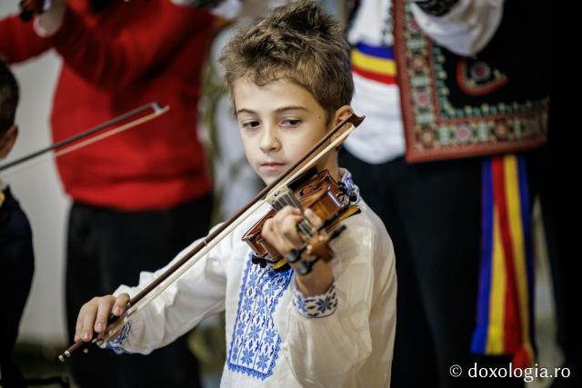 Colegiul de Artă „Octav Băncilă” Iași – Colindători la Reședința Mitropolitană 2025