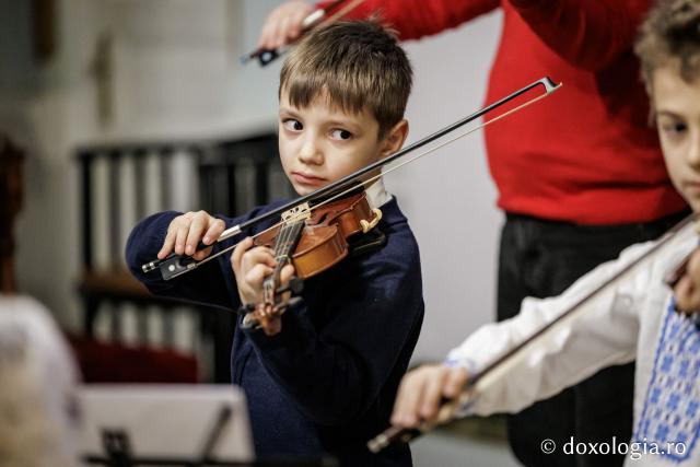 Colegiul de Artă „Octav Băncilă” Iași – Colindători la Reședința Mitropolitană 2025
