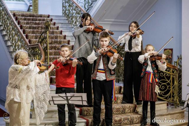 Colegiul de Artă „Octav Băncilă” Iași – Colindători la Reședința Mitropolitană 2025