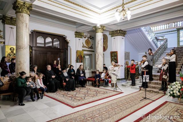 Colegiul de Artă „Octav Băncilă” Iași – Colindători la Reședința Mitropolitană 2025