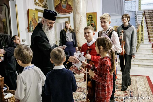 Colegiul de Artă „Octav Băncilă” Iași – Colindători la Reședința Mitropolitană 2025