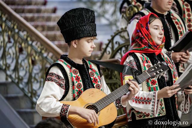 Ansamblul Hurgheșul și Hurgheșelu din parohia Feredeni – Colindători la Reședința Mitropolitană 2025