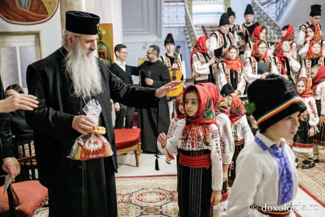 Ansamblul Hurgheșul și Hurgheșelu din parohia Feredeni – Colindători la Reședința Mitropolitană 2025