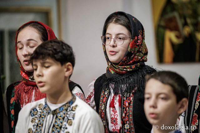 Parohia Hârlău – Colindători la Reședința Mitropolitană 2025