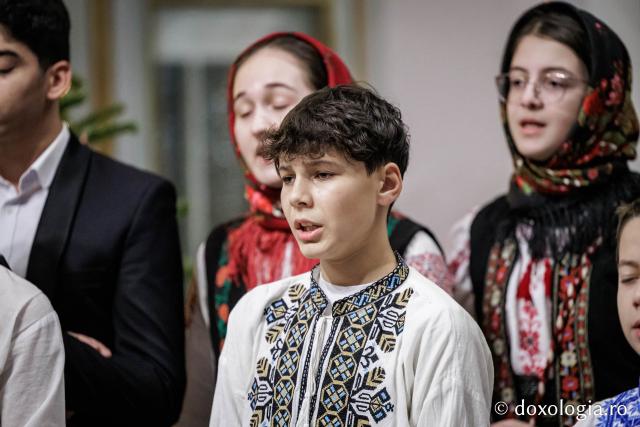 Parohia Hârlău – Colindători la Reședința Mitropolitană 2025