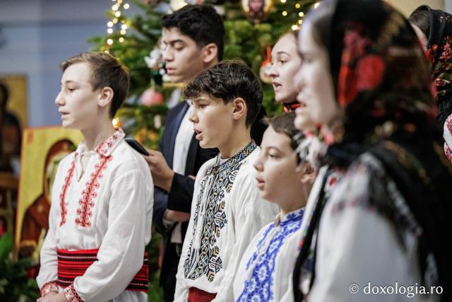 Parohia Hârlău – Colindători la Reședința Mitropolitană 2025