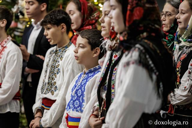 Parohia Hârlău – Colindători la Reședința Mitropolitană 2025