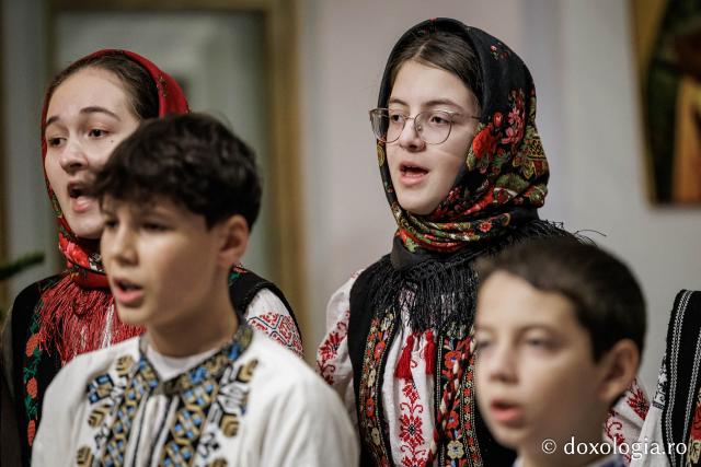 Parohia Hârlău – Colindători la Reședința Mitropolitană 2025