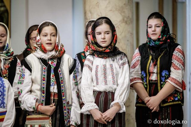 Parohia Hârlău – Colindători la Reședința Mitropolitană 2025