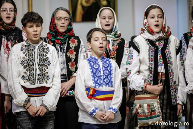 Parohia Hârlău – Colindători la Reședința Mitropolitană 2025