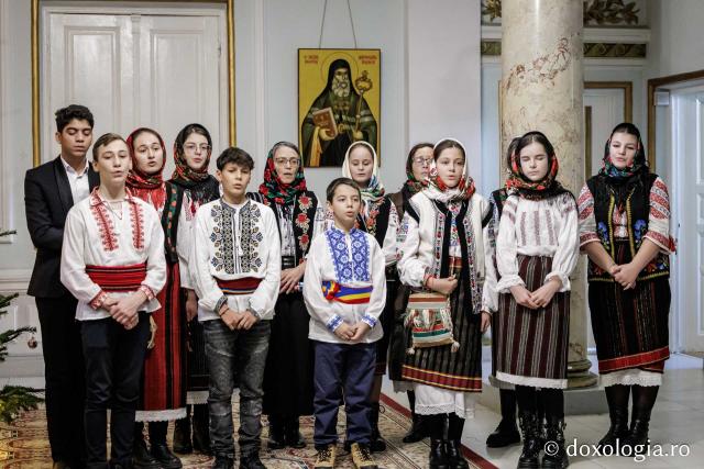 Parohia Hârlău – Colindători la Reședința Mitropolitană 2025