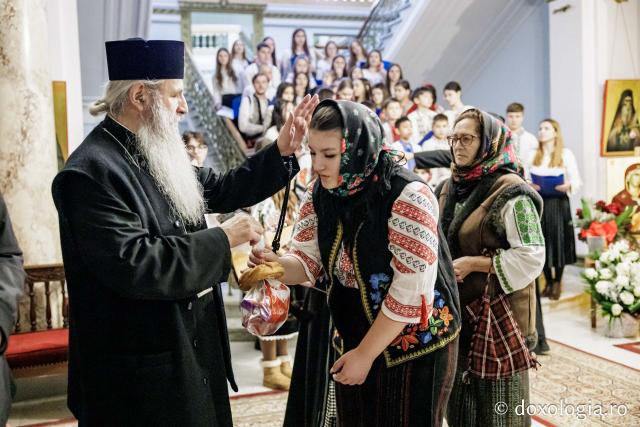 Parohia Hârlău – Colindători la Reședința Mitropolitană 2025