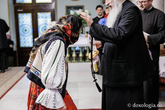 Pe aripi de colind – Colindători la Reședința Mitropolitană 2025