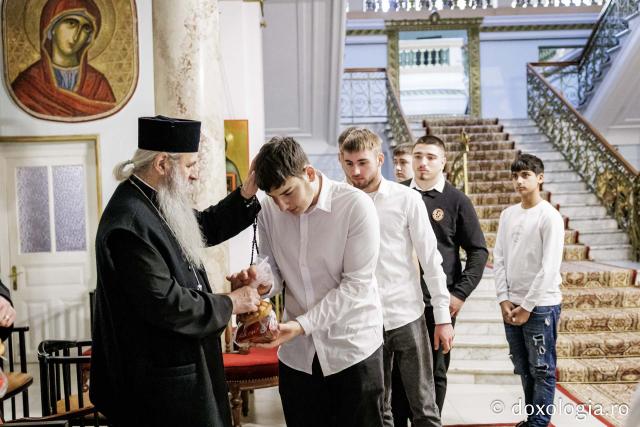 Parohia Movileni – Colindători la Reședința Mitropolitană 2025