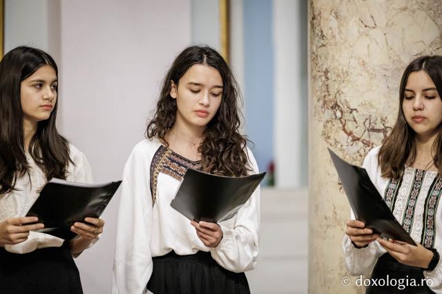 Grupul „Ai Mariei” – Colindători la Reședința Mitropolitană 2025