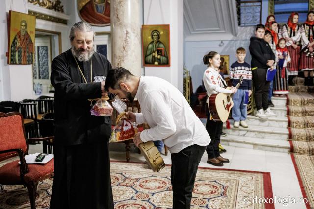 Grupul „Ai Mariei” – Colindători la Reședința Mitropolitană 2025