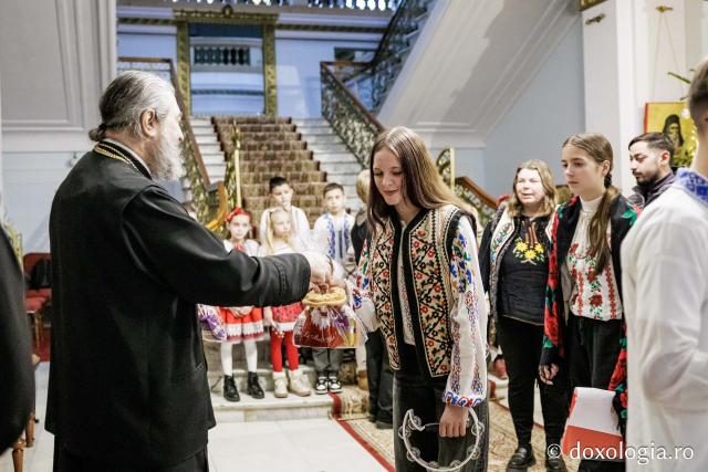 Corul „Glas de îngeri” – Colindători la Reședința Mitropolitană 2025