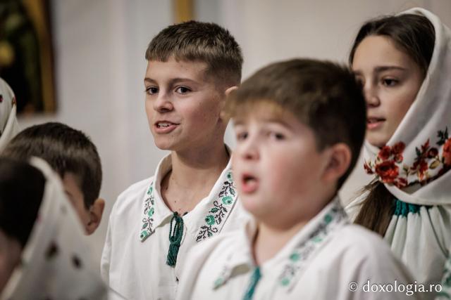 Corul Primăriei Todirești – Colindători la Reședința Mitropolitană 2025