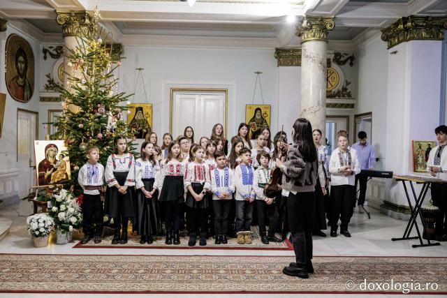 Școala „Varlaam Mitropolitul” – Colindători la Reședința Mitropolitană 2025