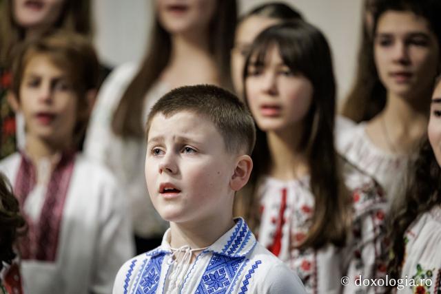 Școala „Varlaam Mitropolitul” – Colindători la Reședința Mitropolitană 2025