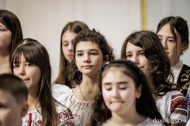 Școala „Varlaam Mitropolitul” – Colindători la Reședința Mitropolitană 2025