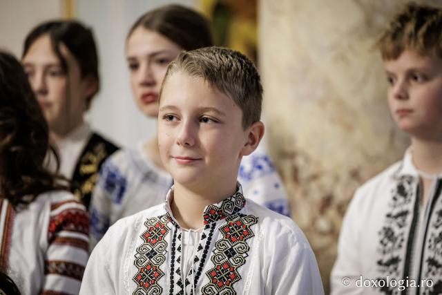 Școala „Varlaam Mitropolitul” – Colindători la Reședința Mitropolitană 2025