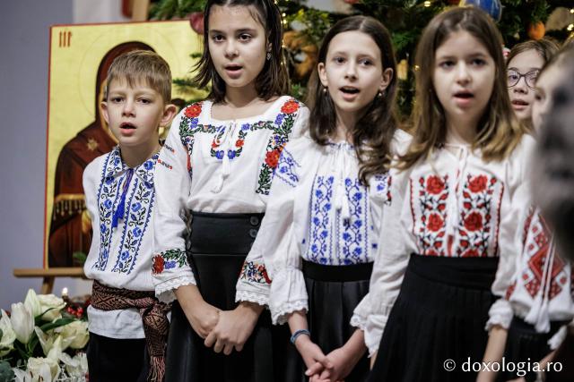 Școala „Varlaam Mitropolitul” – Colindători la Reședința Mitropolitană 2025